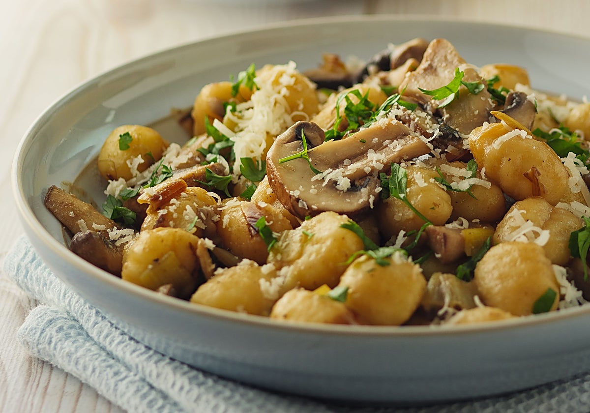 Gnocchis crujientes con pollo y setas