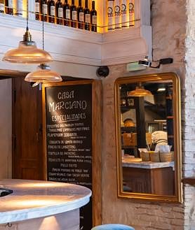 Imagen secundaria 2 - El interior de Casa Marciano, con decoración sevillana y tiradores de Cruzcampo