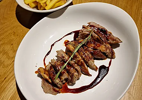 Imagen secundaria 1 - Verde Limón abre en El Limonar: el nuevo restaurante del Grupo Perro Viejo en Málaga