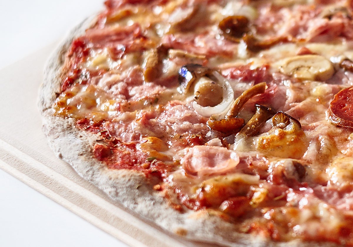 Pizza de garbanzos con mozzarella, tomate, champiñones y cebolla