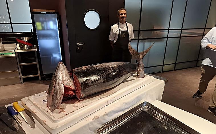Imagen principal - El restaurante Armanda lleva a cabo el despiece del atún de principio a fin