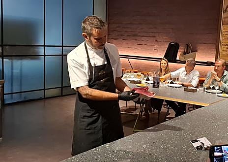 Imagen secundaria 1 - El restaurante Armanda lleva a cabo el despiece del atún de principio a fin