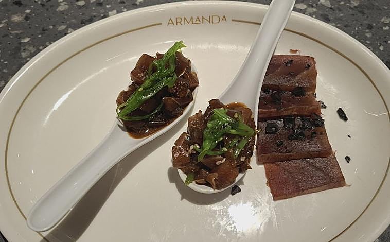 Imagen principal - Tartar de tarantelo, sashimi de lomo blanco y tataki de descargamento