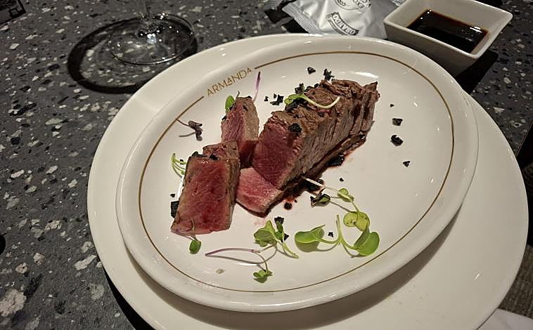 Imagen principal - Ventresca a la brasa, solomillo y costillas a la brasa