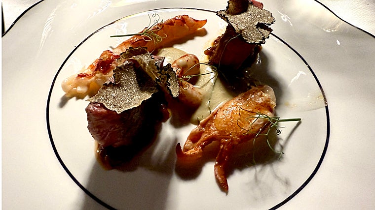 Mar y montaña: lomo de wagyu con salsa de foie gras y cola de bogavante confitada en mantequilla de ajo