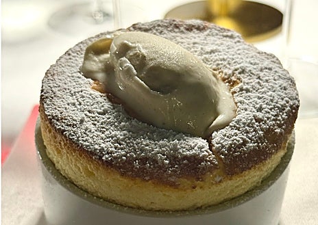 Imagen secundaria 1 - Helado de plátano fermentado con esponja de plátano destilada de vino manzanilla, caramelo y chips de plátano, y soufflé al Grand Marnier, los postres de El Lago