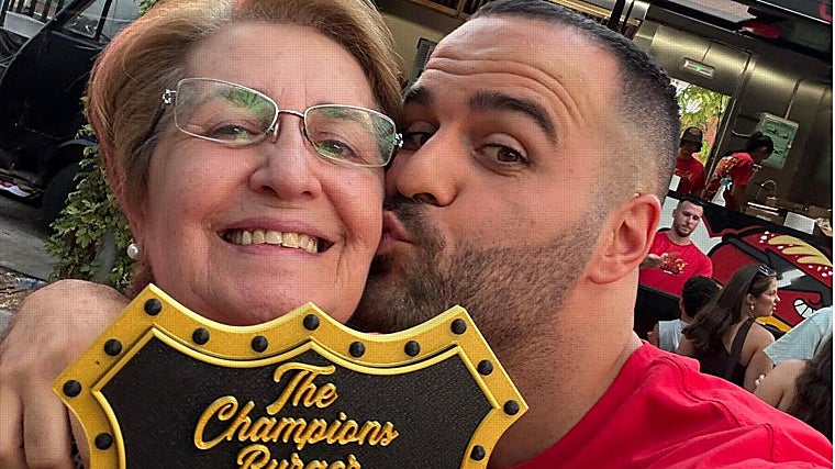 Manuel Rodríguez, CEO de Street Food Burger junto a su madre tras recibir el galardón