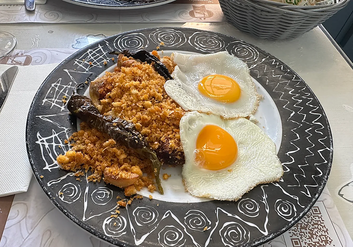 Migas con huevo frito de restaurante Mingalario, uno de nuestros recomendados para comer en Carmona