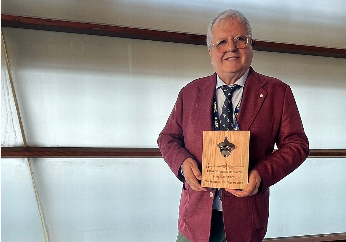 Mariano García, del restaurante Donald, junto con su galardón de Tabernero Mayor en el congreso San Sebastian Gastronomika 2025