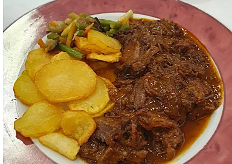 Imagen secundaria 1 - La Ñora, o el bar donde sirven los desayunos más potentes de Málaga