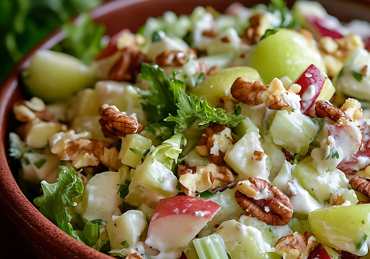 Ensalada de kale con lentejas, pasas, manzana y nueces