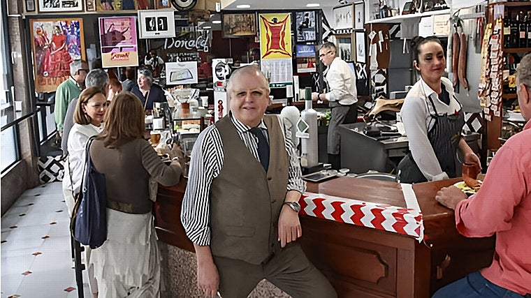 Mariano García delante de la barra del restaurante Donald en Sevilla