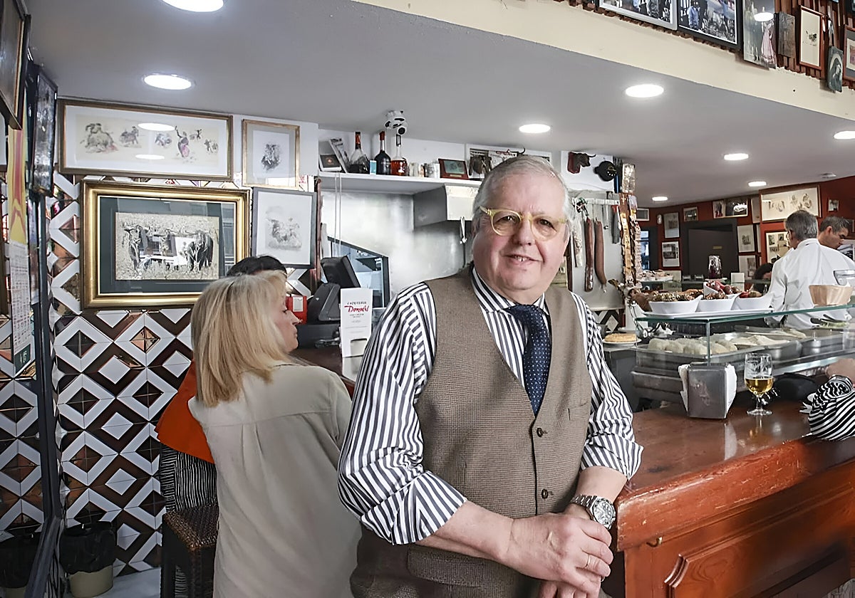 Mariano García delante de la barra del restaurante Donald en Sevilla
