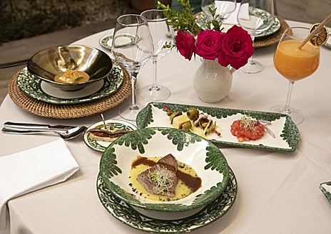 Imagen secundaria 1 - En la imagen superior, un camarero atiende una mesa durante el brunch. Debajo a la izquierda, diversas tapas y el plato de atún con salsa de rabo de toro. A la derecha, la tapa de El Horno de Mel para el Califato Gourmet 2025, ravioli de pluma ibñerica de bellota 