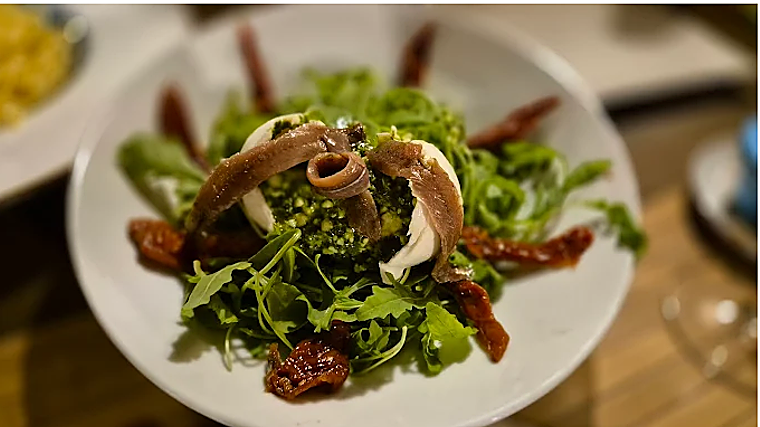 Ensalada con anchoas y tomate seco
