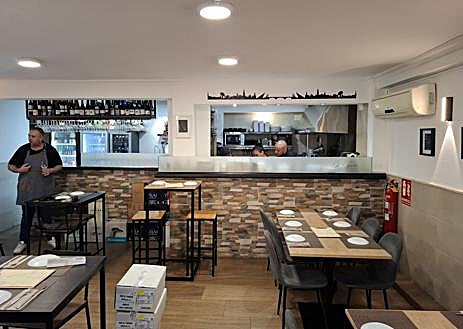 Imagen secundaria 1 - Javier Guardiola - Tapas &amp; Vinos, una nueva propuesta en Triana: «Tenemos una cocina de autor y cuidamos al mismo nivel el vino»
