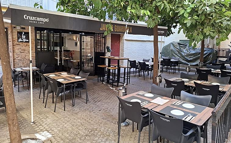 Imagen principal - Javier Guardiola - Tapas &amp; Vinos, una nueva propuesta en Triana: «Tenemos una cocina de autor y cuidamos al mismo nivel el vino»