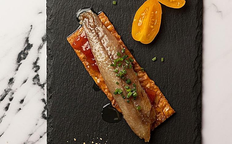 Imagen principal - Tosta de sardina, carrillera y patatas bravasFalso ravioli de pasta filo rellena de cordero con parmesano, brioche con carne deshilachada y mayonesa de kimchi, y costilla a baja temperatura