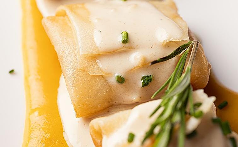 Imagen principal - Falso ravioli de pasta filo rellena de cordero con parmesano, brioche con carne deshilachada y mayonesa de kimchi, y costilla a baja temperatura