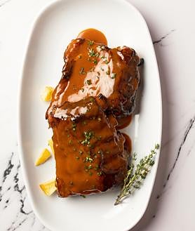 Imagen secundaria 2 - Falso ravioli de pasta filo rellena de cordero con parmesano, brioche con carne deshilachada y mayonesa de kimchi, y costilla a baja temperatura