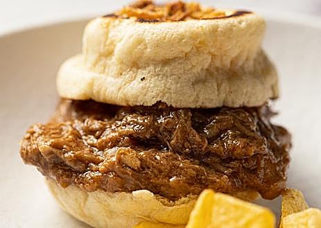 Imagen secundaria 1 - Falso ravioli de pasta filo rellena de cordero con parmesano, brioche con carne deshilachada y mayonesa de kimchi, y costilla a baja temperatura