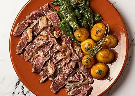 Imagen secundaria 1 - Taco de atún con guacamole, novillo argentino y canelón de cola de toro