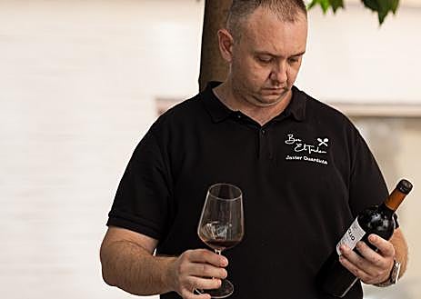 Imagen secundaria 1 - Javier Guardiola - Tapas &amp; Vinos, una nueva propuesta en Triana: «Tenemos una cocina de autor y cuidamos al mismo nivel el vino»