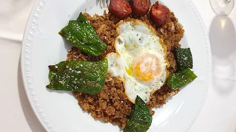 Migas con huevo, pimientos y chistorras de Agredano en La puebla de los Infantes
