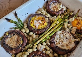 Champiñones con espárragos, habitas y huevo