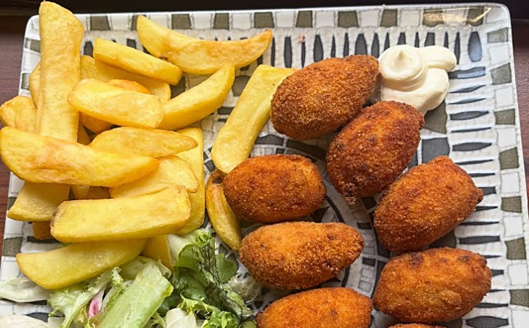 Imagen principal - Este nuevo bar Lo que diga la rubia ofrece tapas variadas (Córdoba)