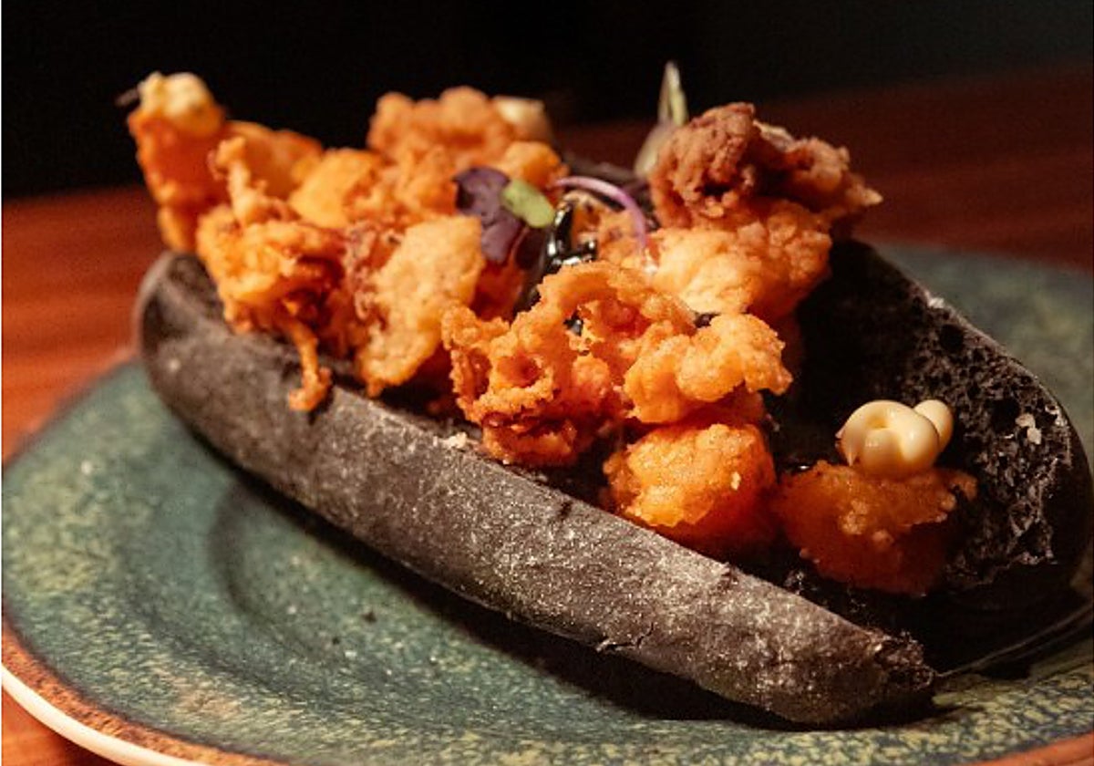 Bocatín de calamares con alioli de ajo negro en Quini Room
