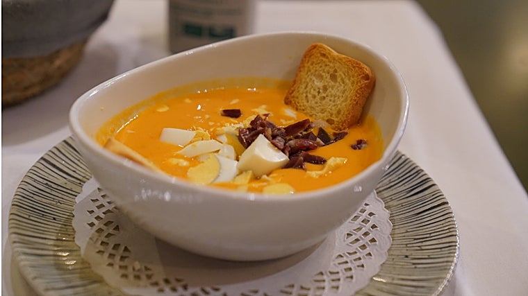 Salmorejo con tomate de Los Palacios, jamón y huevo duro