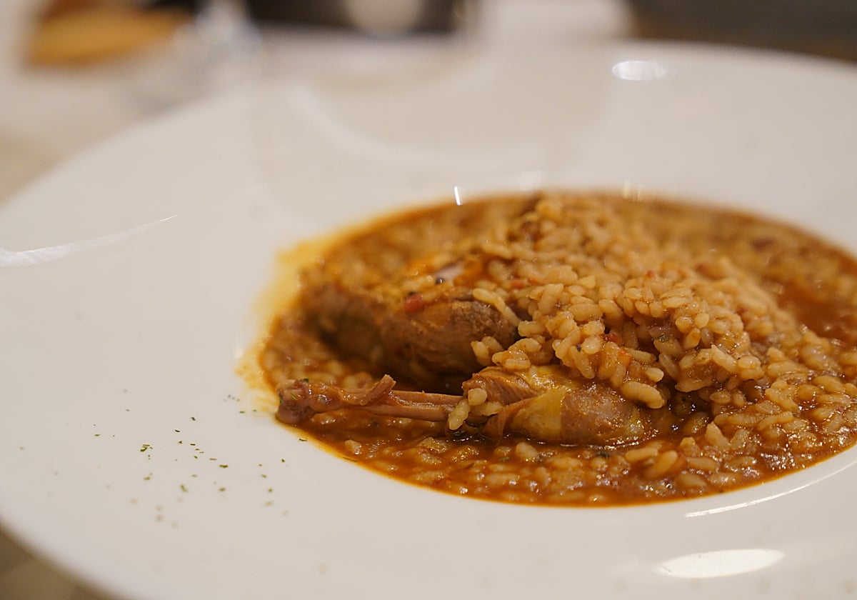 Arroz de perdiz, un plato fuera de carta de Tasca Ramos en Los Palacios, Sevilla