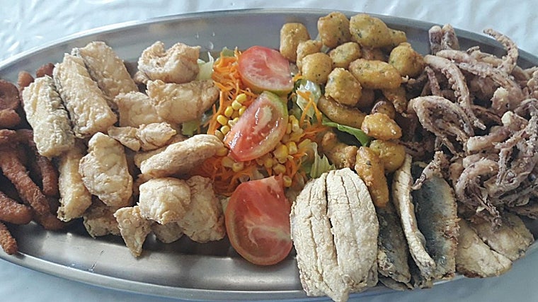 Pescaito frito en restaurante La Juncá de Fernán Núñez