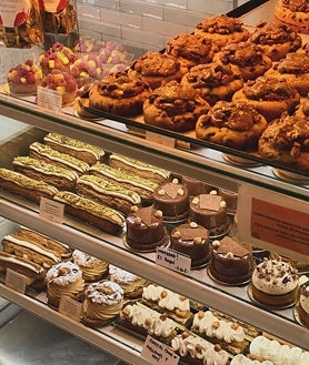 Imagen secundaria 2 - Leïla González y Théo Sfez, propietarios de Sueño y algunos de sus dulces