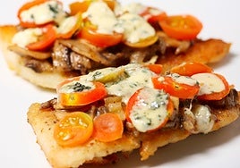 Merluza en salsa de cilantro con tomates asados