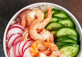 Poke de gambas con edamame, aguacate, pepino y rabanitos con vasitos de quinoa brillante + mayonesa casera de soja