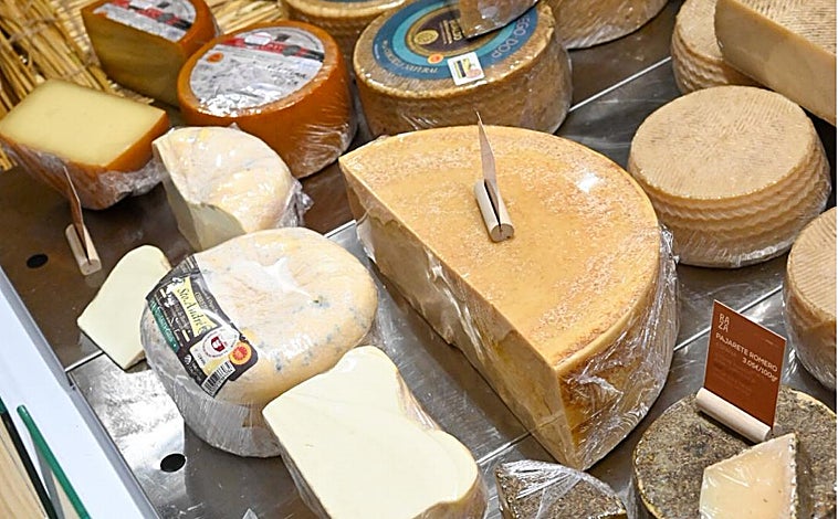 Imagen principal - RAZA, el espacio quesero del &#039;Mejor Fromelier de España&#039; abre en Sevilla