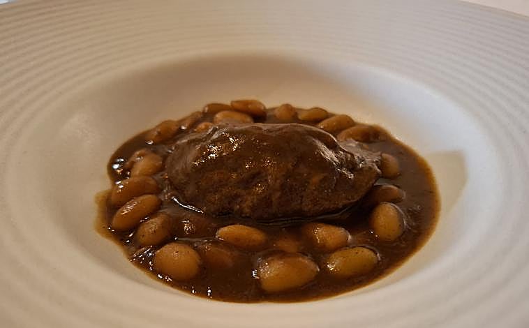 Imagen principal - Carrilleras estofadas al oloroso con pochas, guiso de tarantelo de atún rojo con judiones y gachas (o poleá) a la brûlée