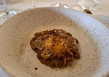 Imagen secundaria 1 - Chipirón encebollado relleno de morcilla, pisto de verduras a la brasa con yema de huevo y velo ibérico y Julio Domínguez, responsable de sala