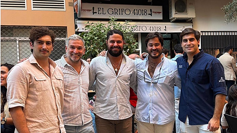 Diego Beas, Antonio Castaño, Jesús Ramírez, Luis Alonso y Pablo Romo, propietarios del local