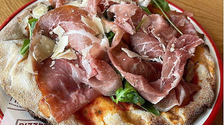 El local ofrece una amplia variedad de pizzas