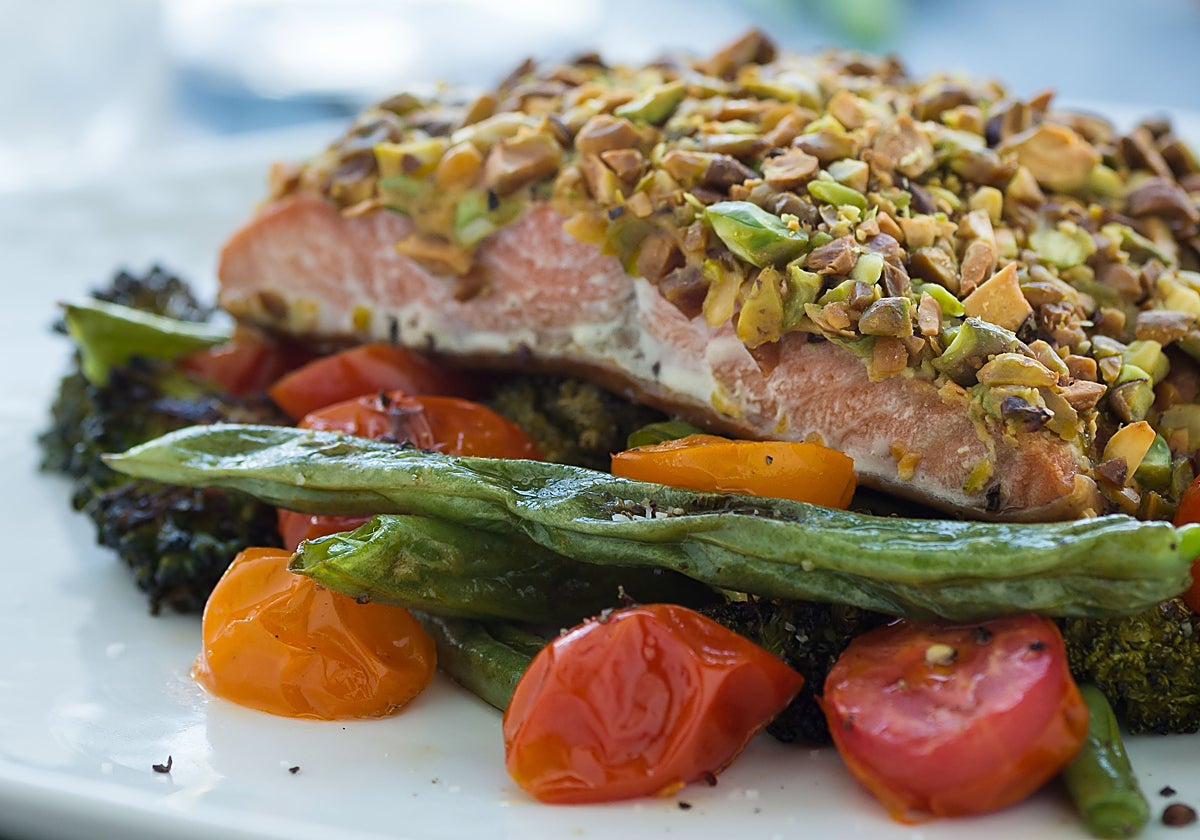 Salmón con costra de pistachos y puré de boniato