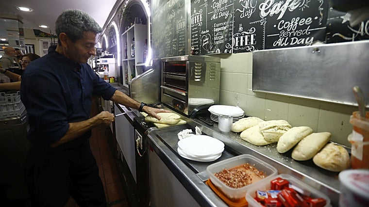 Francisco Medina prepara una chapata para tostarla