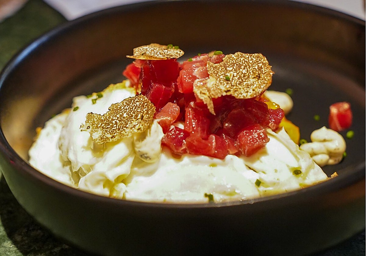 Huevos con tartar de atún rojo Gadira y trufa de temporada