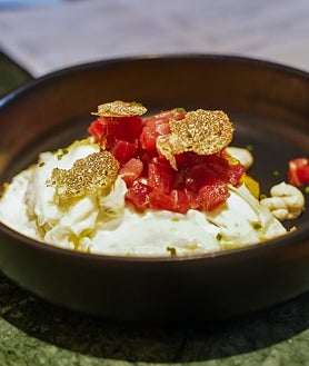 Imagen secundaria 2 - Saam de panceta, raviolis de carrillera ibérica y huevos con tartar de atún rojo de Gadira y trufa de temporada
