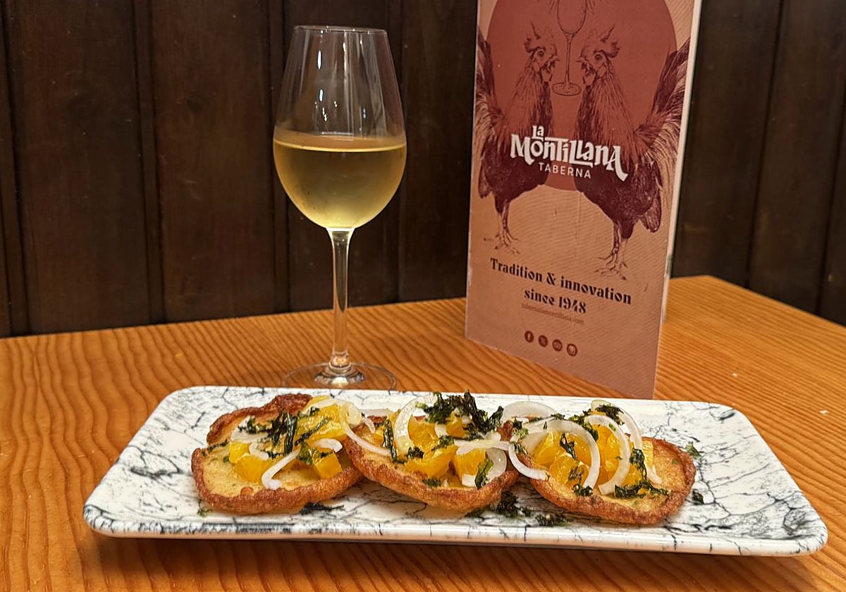 Tortillita de bacalao con picada de naranja y cebolleta fresca en Taberna La Montillana