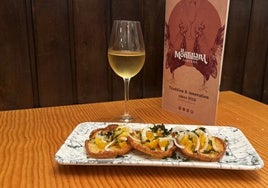 Tortillita de bacalao con picada de naranja y cebolleta fresca en Taberna La Montillana