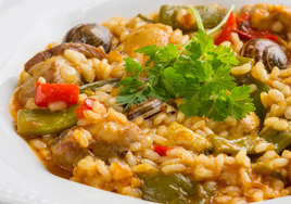 Así se prepara este arroz con caracoles y conejo