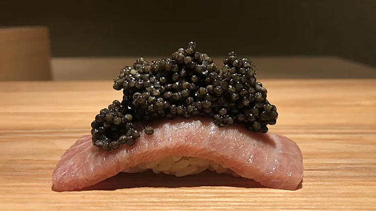 Nigiri con caviar de Kinu